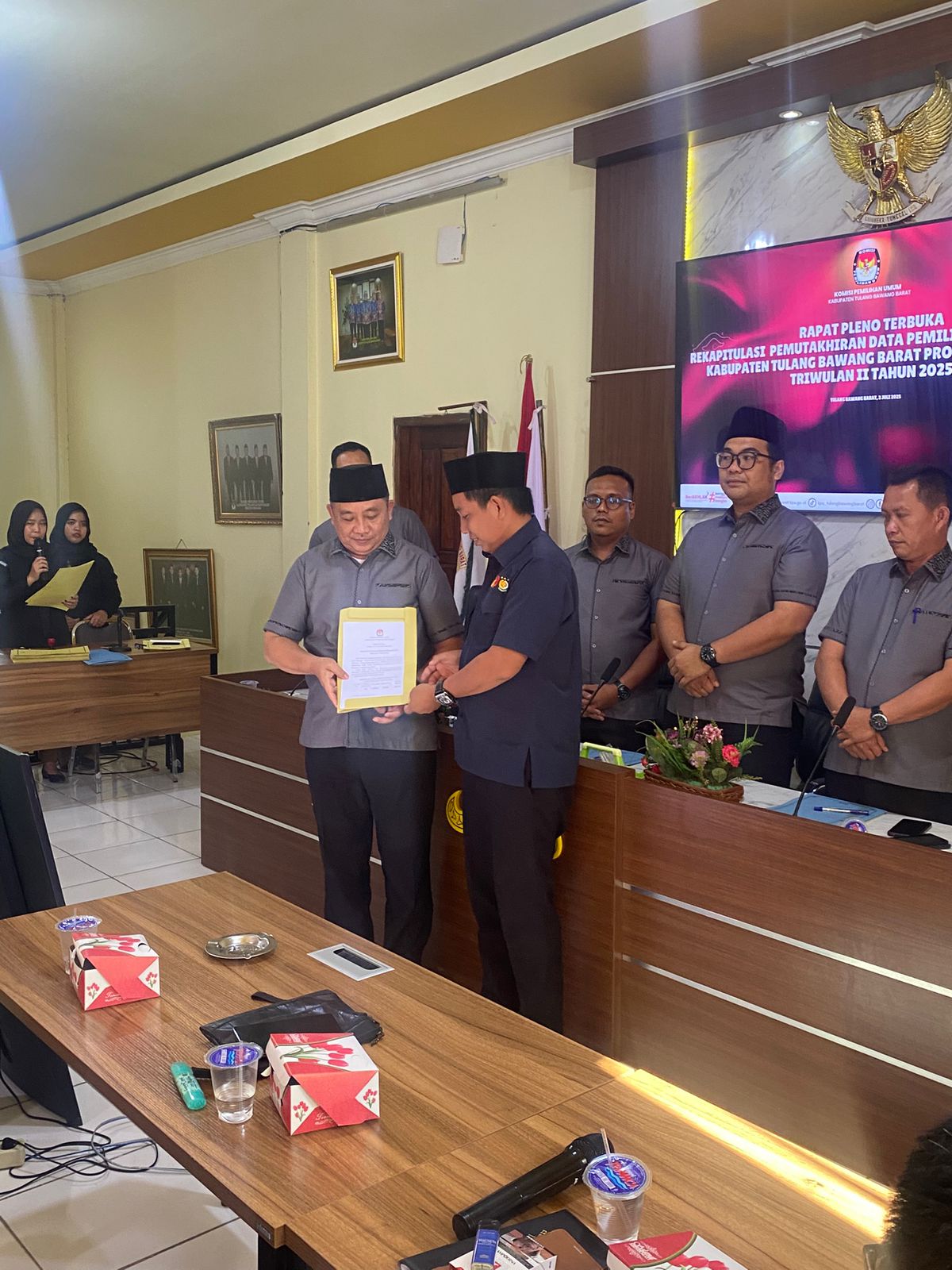 Penyerahan Berita Acara Hasil Rekapitulasi oleh KPU Kepada Koordinator Divisi Pengawasan Bawaslu Tulang Bawang Barat Kadarsyah,S.Kom. Pada 1 Juli 2025