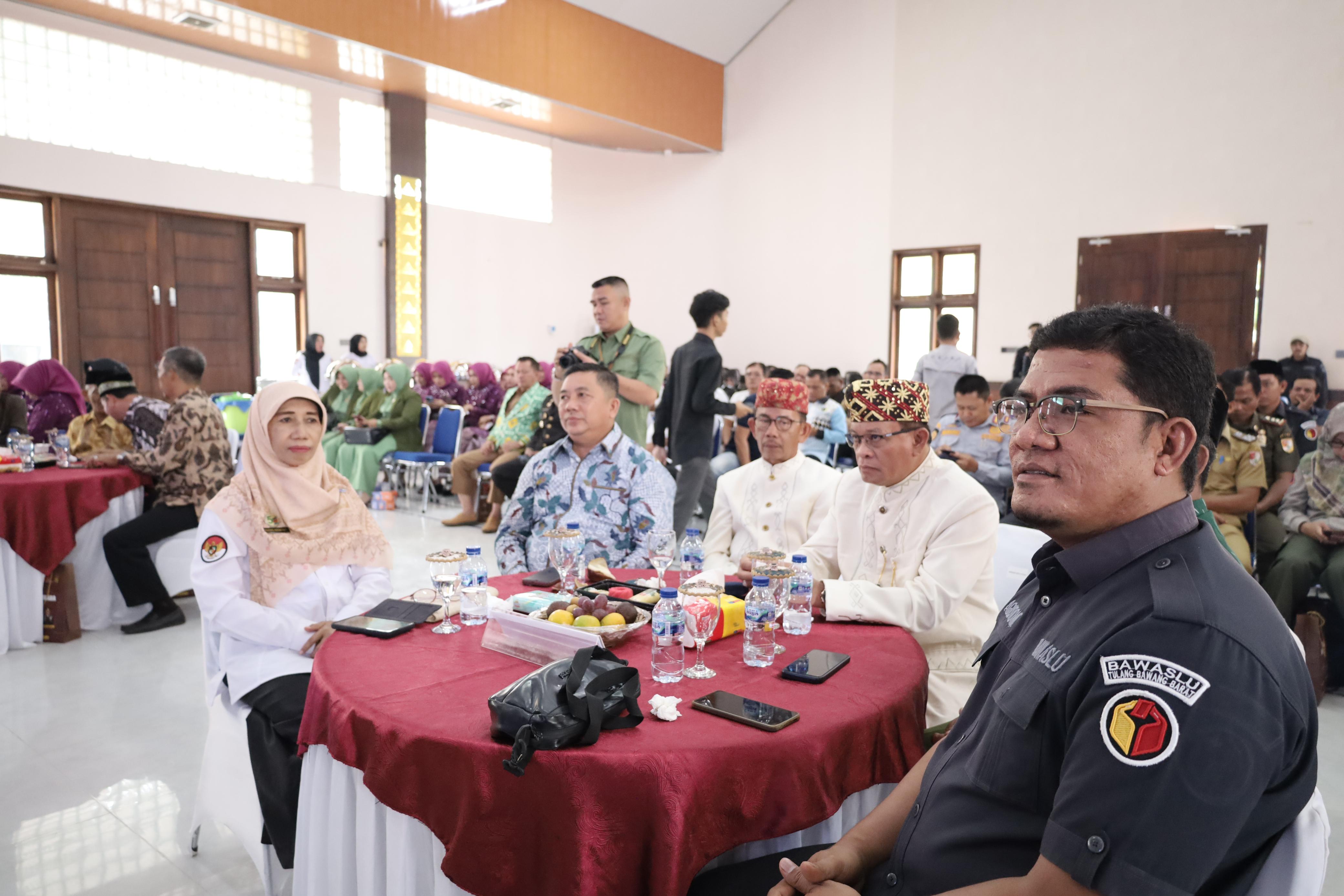 Ketua Bawaslu Kabupaten Tulang Bawang Barat, Agus Tomi, S.H., menghadiri peringatan Hari Bhayangkara ke-79 yang digelar secara khidmat di aula Polres Tulang Bawang Barat pada Selasa, 1 Juli 2025.