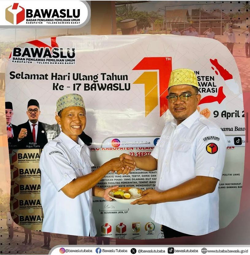 Bawaslu Kabupaten Tulang Bawang Barat menggelar kegiatan sederhana namun penuh makna dengan melakukan pemotongan tumpeng sebagai bentuk rasa syukur.