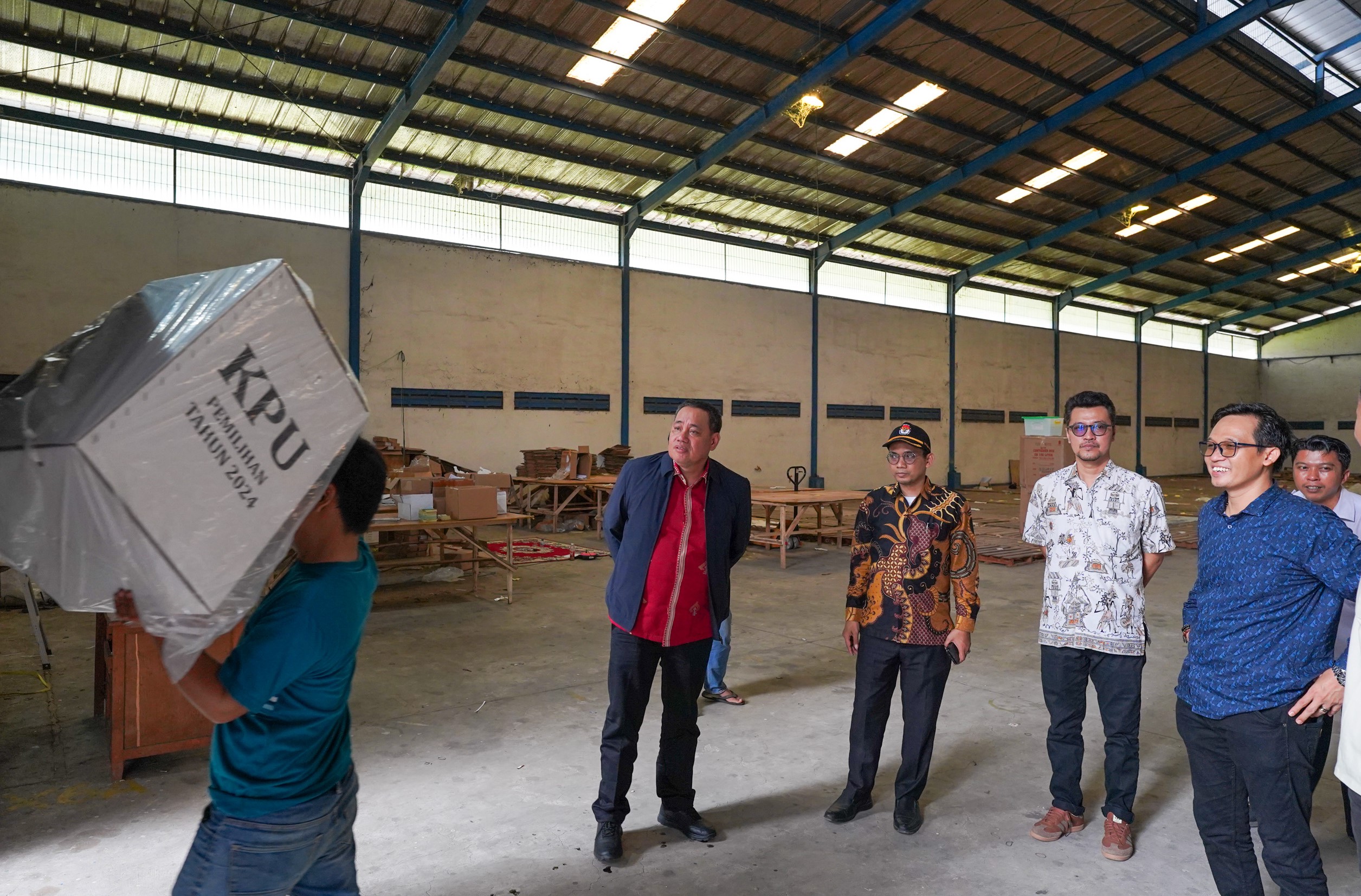 Anggota Bawaslu Herwyn JH Malonda (dua dari kiri) memantau distribusi logistik di Gudang KPU Kab.Serang dalam PSU Pilbup Serang, Kamis (17/4/2025)/foto: Bawaslu Banten