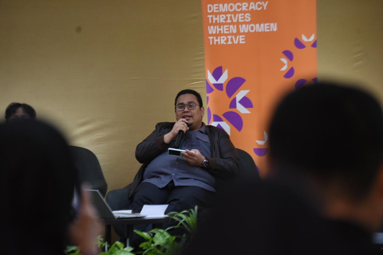 Ketua Bawaslu Rahmat Bagja saat menjadi narasumber dalam seminar publik yang digelar Westminster Foundation for Democracy (WFD), di Universitas Katolik Indonesia Atma Jaya, Jakarta, Senin (17/3/2025).