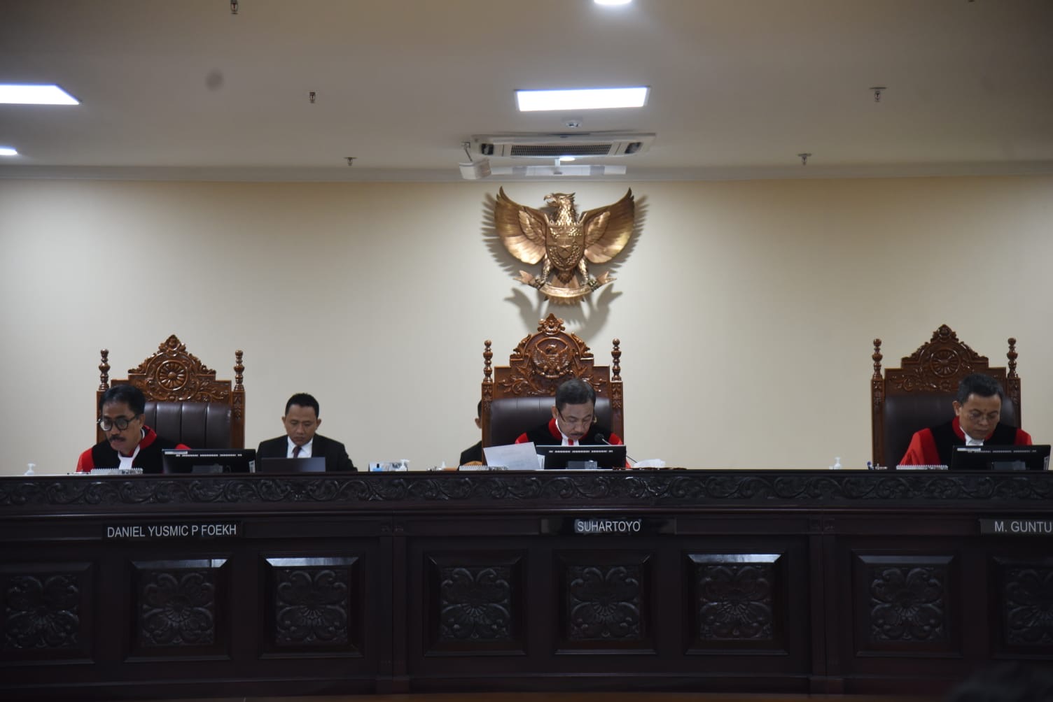 Majelis sidang gugatan sengketa hasil untuk tujuh daerah yang melaksanakan Pemungutan Suara Ulang (PSU) Pemilihan 2024 di Mahkamah Konstitusi (MK), Jumat (25/4/2025).