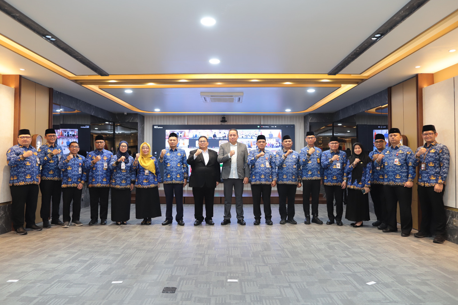 Para pimpinan Bawaslu dengan para pejabat terlantik berfoto bersama di Gedung Bawaslu, Jakarta, Rabu (30/4/2025).