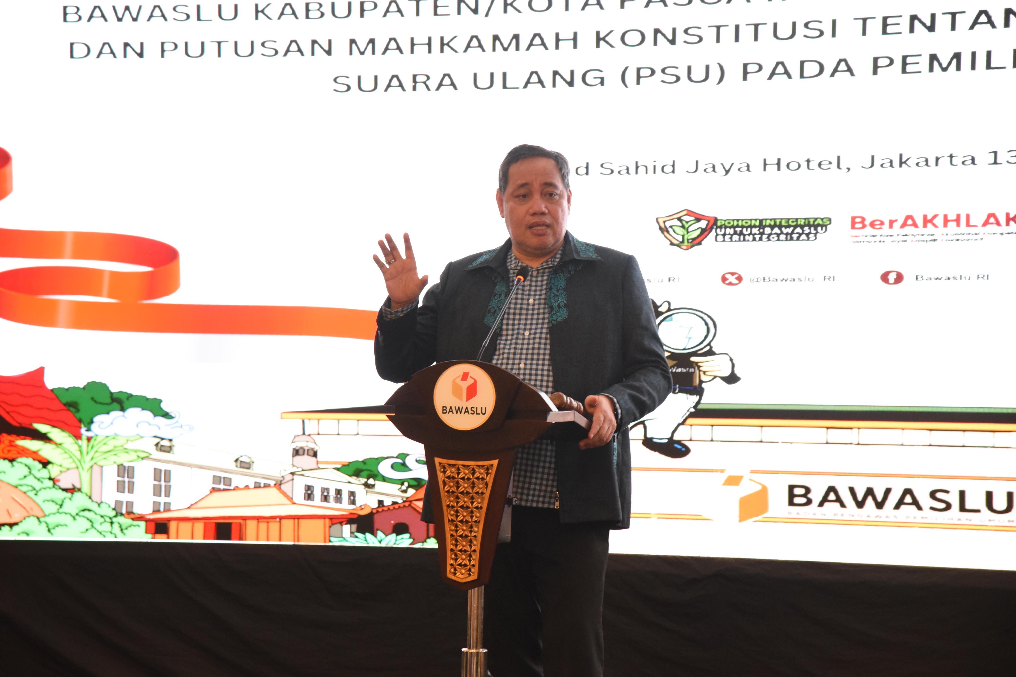 Anggota Bawaslu Herwyn JH Malonda saat membuka Rapat Perencanaan Program dan Anggaran Bawaslu Provinsi dan Bawaslu Kabupaten/Kota Pasca Instruksi Presiden Nomor 1 Tahun 2025 dan Putusan MK Tentang Pengawasan Pemungutan Suara Ulang (PSU) Pada Pemilihan tahun 2024 di Jakarta, Jumat (14/3/2025) malam.