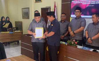 Penyerahan Berita Acara Hasil Rekapitulasi oleh KPU Kepada Koordinator Divisi Pengawasan Bawaslu Tulang Bawang Barat Kadarsyah,S.Kom. Pada 1 Juli 2025