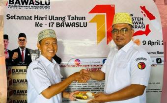 Bawaslu Kabupaten Tulang Bawang Barat menggelar kegiatan sederhana namun penuh makna dengan melakukan pemotongan tumpeng sebagai bentuk rasa syukur.