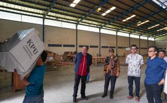 Anggota Bawaslu Herwyn JH Malonda (dua dari kiri) memantau distribusi logistik di Gudang KPU Kab.Serang dalam PSU Pilbup Serang, Kamis (17/4/2025)/foto: Bawaslu Banten