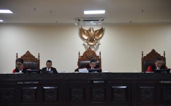 Majelis sidang gugatan sengketa hasil untuk tujuh daerah yang melaksanakan Pemungutan Suara Ulang (PSU) Pemilihan 2024 di Mahkamah Konstitusi (MK), Jumat (25/4/2025).