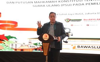 Anggota Bawaslu Herwyn JH Malonda saat membuka Rapat Perencanaan Program dan Anggaran Bawaslu Provinsi dan Bawaslu Kabupaten/Kota Pasca Instruksi Presiden Nomor 1 Tahun 2025 dan Putusan MK Tentang Pengawasan Pemungutan Suara Ulang (PSU) Pada Pemilihan tahun 2024 di Jakarta, Jumat (14/3/2025) malam.