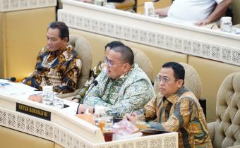 Ketua Bawaslu Rahmat Bagja saat menghadiri Rapat Dengar Pendapat di ruang rapat Komisi II DPR RI, Rabu (22/01/2025).